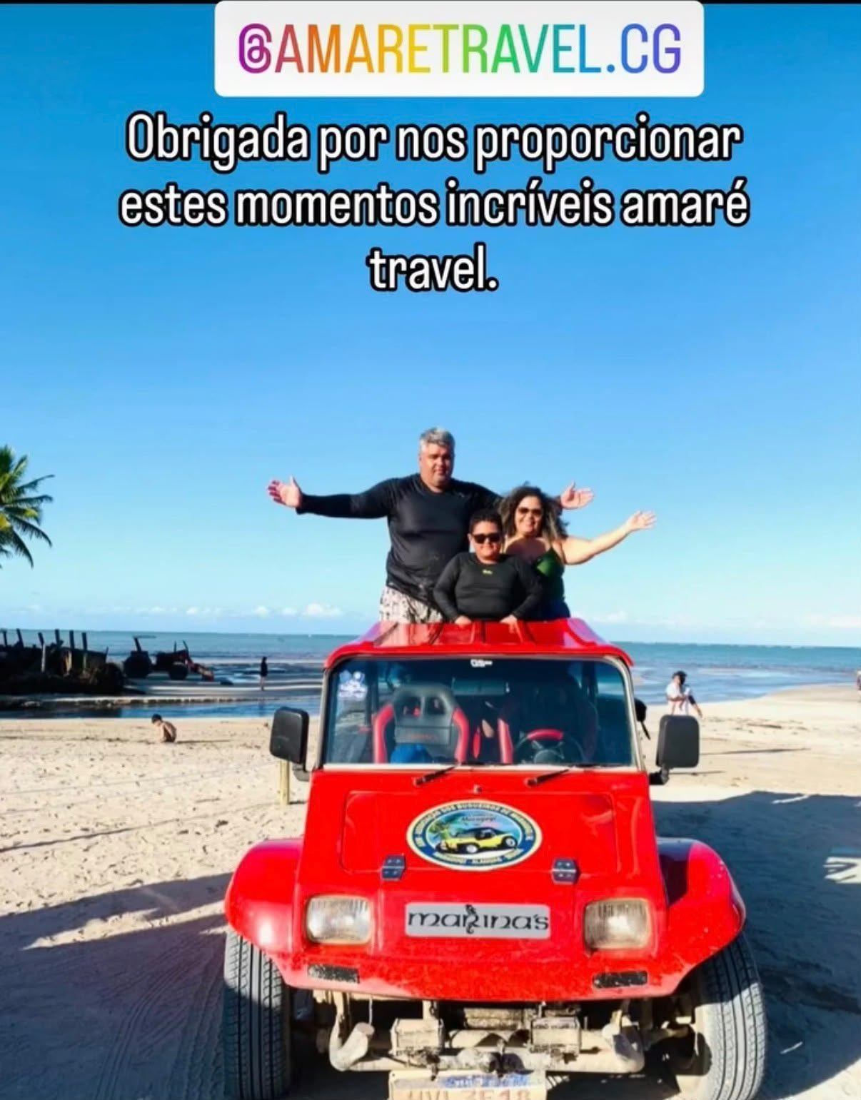 Clientes da Amaré Travel de braços abertos em cima de um buggy, na beira da praia